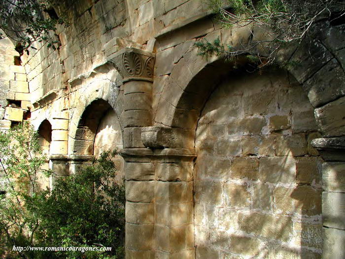 DETALLE DEL MURO NORTE. CAPITEL